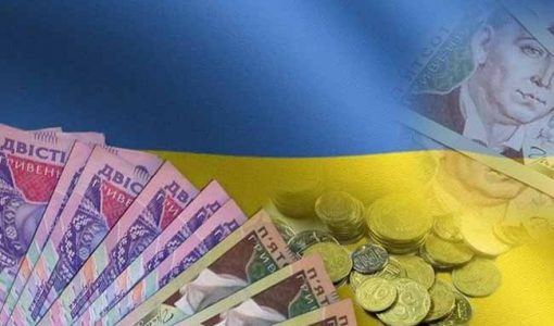 Украинские деньги на фоне украинского флага