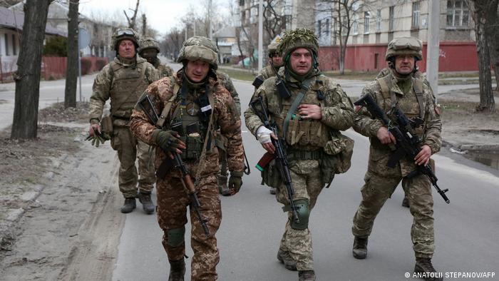 На фото 27 лютого: військовослужбовці ЗСУ у Сєверодонецьку, до якого наблизилися російські військові.