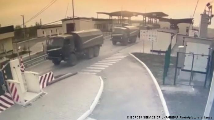 Військова техніка армії РФ перетинає контрольно-пропускний пункт на кордоні з анексованим Кримом 