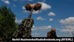 Украинские военные наносят огневое поражение по скоплению российской техники с американской гаубицы M777 вблизи линии фронта Донецкой области, 6 июня 2022 года
