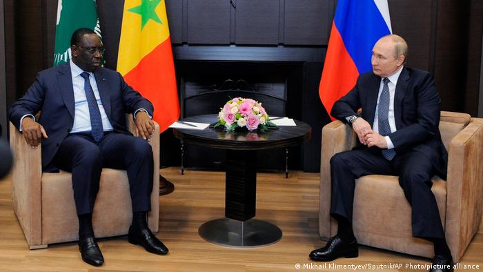 Глава Африканського союзу Макі Саль під час зустрічі з президентом РФ Володимиром Путіном у Сочі 3 червня 2022 року
