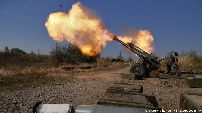 Проросійські сеператисти ведуть артилерійський обстріл під Донецьком, 2014 рік