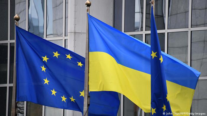 Прапори Євросоюзу та України у Брюсселі