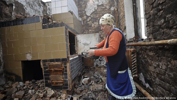 Українка у зруйнованому під час військових дій будинку під Києвом 