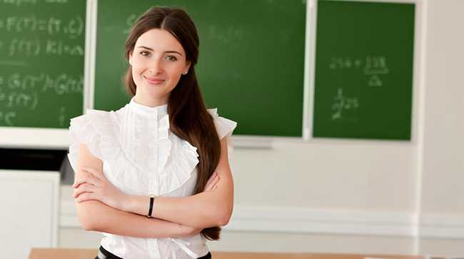 Преподаватель на фоне доски
