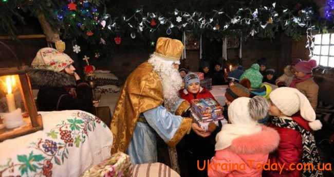 Святой Николай раздает подарки детям