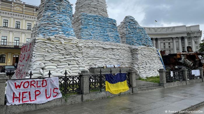 Композиція з мішків з піском у Києві, червень 2022 року