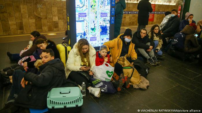 Жителі Києва, що ховаються в метро, ​​під час перших бомбардувань міста, 24 лютого 2022 року