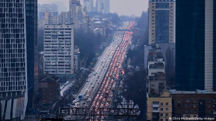 Після початку війни вранці 24 лютого сотні тисяч киян спробували залишити місто.  На фото: пробки на автомобільній трасі, яка веде із Києва у бік заходу України.  24 лютого 2022 року 