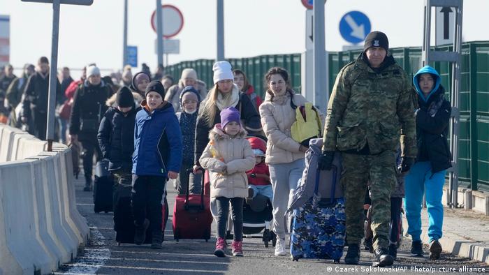 Українські біженці на переході українсько-польського кордону 26 лютого 2022 року