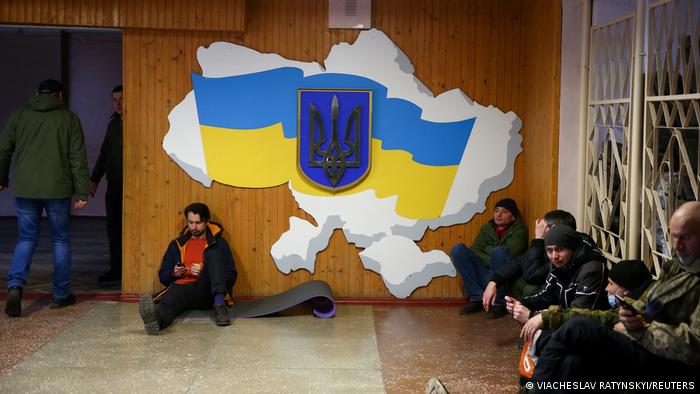 Добровольці прийшли до військкомату в Києві у перші години війни, 24 лютого 2022 року