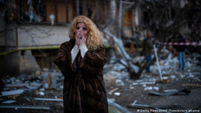 На фото: мешканка Києва Наталія Севрюкова після ракетної атаки на її будинок.  25 лютого 2022 року