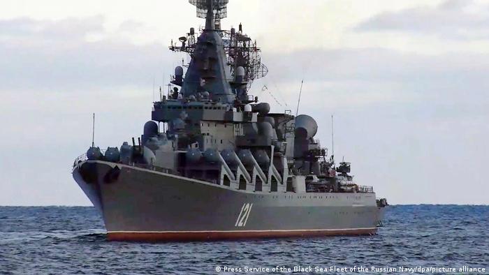 Крейсер Москва на березі Криму на початку лютого 2022 року.  Флагман Чорноморського флоту, який брав участь у військовій операції РФ проти України, затонув 14 квітня. 