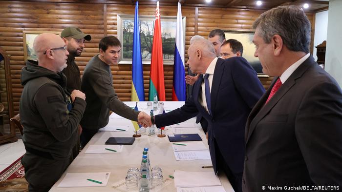 На фото: другий раунд переговорів у Білорусі між Україною та Росією 3 березня 2022 року.