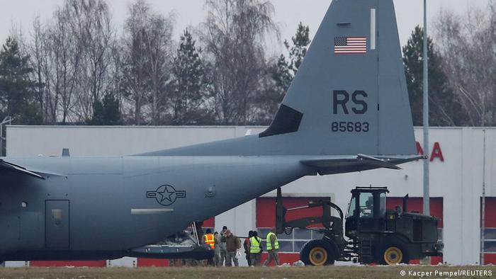 Літак з військовою допомогою Україні на аеродромі у польському місті Жешув 