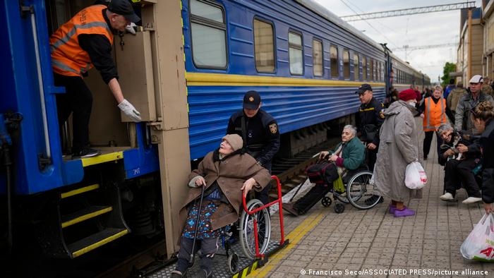 Посадка українських біженців на евакуаційний потяг 