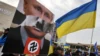 Путин и Гитлер в одном лице на плакате, который несут участники акции в поддержку Украины, дающей отпор широкомасштабной агрессии России.  Тель Авив, Израиль.  20 марта 2022 года
