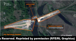Российские военные строят понтонную переправу через реку Оскол