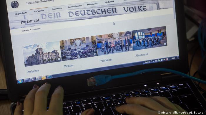 Інтернет-сторінка німецького бундестагу на комп'ютері