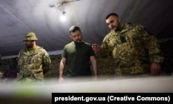 Президент Украины Владимир Зеленский (второе дело) посетил передовые позиции украинских военных во время поездки в Запорожскую область.  5 июня 2022 года