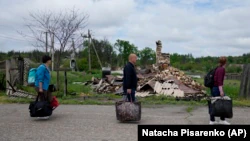 Вернуться и найти свой дом в руинах: фотоистория трагического момента в жизни одной семьи из Киевщины