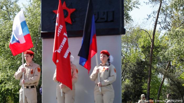 Російські юнармійці біля пам'ятника жертвам Другої світової війни у ​​Маріуполі