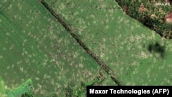 Воронки от ударов артиллерии на поле вблизи города Славянска Донецкой области, 6 июня 2022 года.  Спутниковый снимок Maxar Technologies