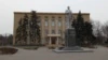 Снесен в 2015 году памятник основателю советского государства и лидеру партии большевиков Владимиру Ленину