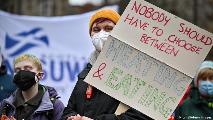 Учасники протесту проти зростання цін на продукти харчування та енергію, Глазго,12 лютого 2022 року