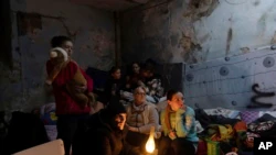 Люди в бомбоубежище в Мариуполе, 6 марта 2022 года