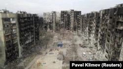 Повреждены жилые дома в результате масштабного вторжения России в Украину.  Мариуполь, 3 апреля 2022 года