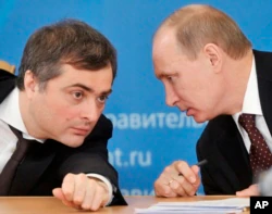 Архивное фото: Владислав Сурков (слева) и тогдашний премьер-министр России Владимир Путин
