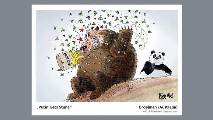 Ведмідь хоче проковтнути банку з медом, а панда за ним спостерігає.
