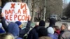 Люди стоят перед военными России во время митинга против российской оккупации.  Херсон, 14 марта 2022 года