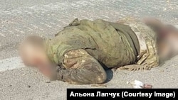 Погибший украинский военнослужащий на Антоновском мосту в Херсоне  Февраль 2022 года.  Фото сделал Виталий Лапчук