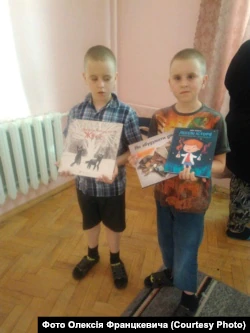 Белорусы во Львове подарили детям-переселенцам украиноязычные книги