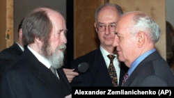 Александр Солженицын разговаривает с Михаилом Горбачевым и послом Швеции Свеном Хирдманом.  Москва, 10 декабря 1998 года
