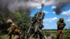Украинские военные наносят артиллерийские удары с американской гаубицы M777 по скоплению российской техники вблизи линии фронта в Донецкой области.  6 июня 2022 года.