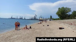 Опасное море, взрывы в порту, пляжи без туристов.  Безлюдное лето в оккупированном Бердянске (фотогалерея)