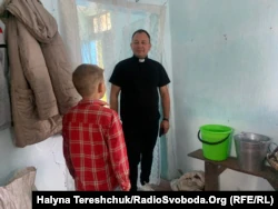 Отец Алексей Филюк интересуется потребностями переселенцев