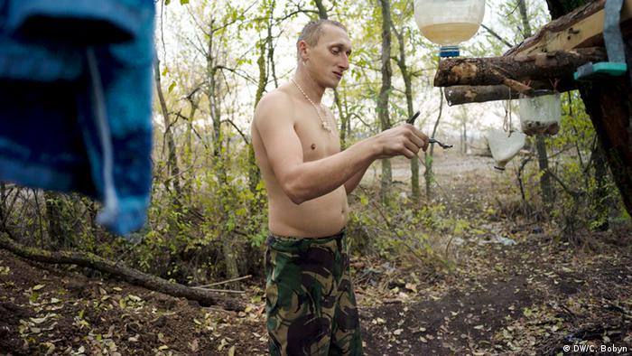 Солдат української армії голиться на Донецькому фронті 