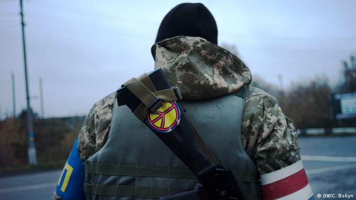 Солдат урядових військ несе службу на КПП у Донецьку