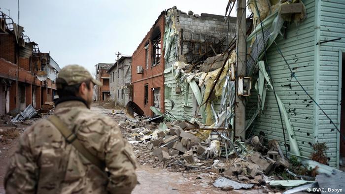 Український солдат патрулює руїни Широкине 