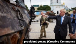 Премьер-министр Великобритании Борис Джонсон (на фото) вместе с президентом Украины Владимиром Зеленским посетили выставку уничтоженной российской военной техники и вооружения на Михайловской площади в Киеве, 17 июня 2022 года