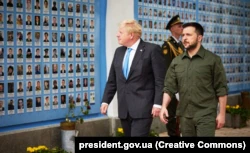 Президент Украины Владимир Зеленский и премьер-министр Великобритании Борис Джонсон (слева) в память о погибших украинских воинах в войне с Россией у Стены памяти.  Киев, 17 июня 2022 года