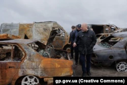 Карим Хан в Буче Киевской области, апрель 2022 года.  Он осматривает обстрелянные российскими военными авто, на которых жители Бучи пытались скрыться