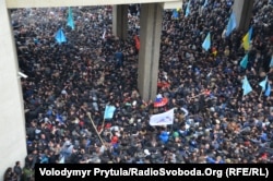 Крымские татары на митинге, которым противостояли пророссийские силы, проводившие параллельно свою акцию.  Симферополь, 26 февраля 2014 года