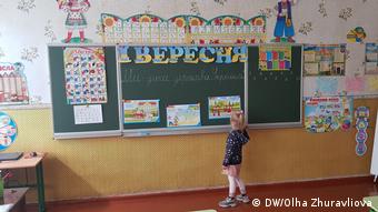 Дівчинка біля класної дошки у школі під Києвом (фото з архіву)