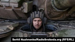 Юрий – механик и водитель танка на боевых позициях.  Донбасс, июнь 2022 года