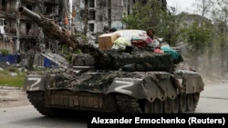 Русский танк на улицах Попасной в мае 2022 года